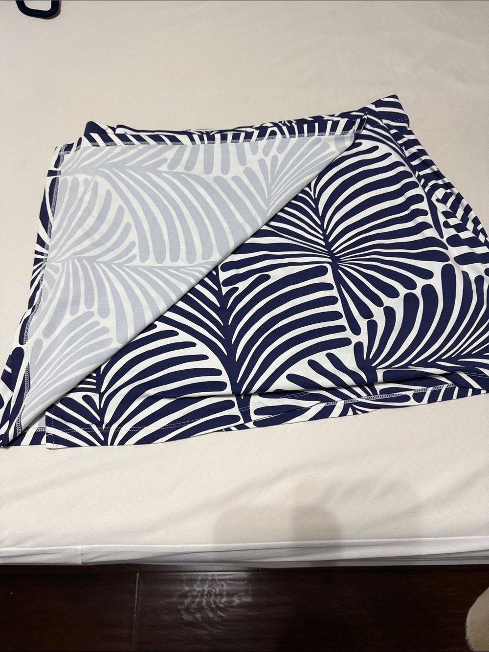 Only worn twice! J. McLaughlin Navy and White Palm-Print skort - Picture 5 of 6